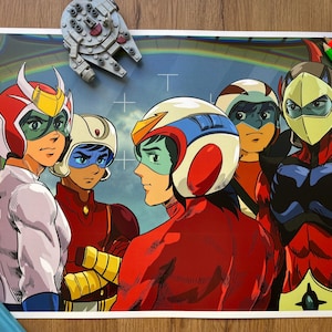 以下が含まれることがあります： 虹色の背景の前に立っている、カラフルなヘルメットとスーツを着た5人の漫画キャラクターのグループ。キャラクターはアニメシリーズ「宇宙戦艦ヤマト」からです。