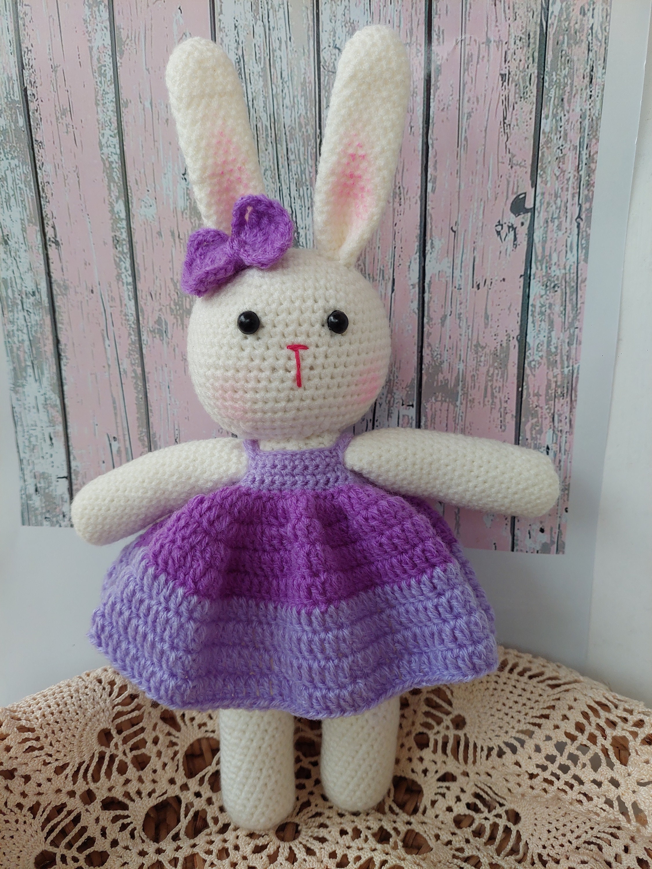 Amigurumi jolie petite lapine assise en coton au crochet - 25cm