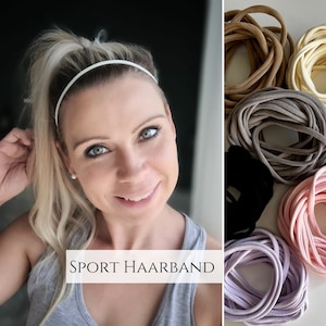 Könnte beinhalten: Eine Frau trägt ein weißes Stirnband mit einem Pferdeschwanz. Der Text "SPORT HAARBAND" ist auf dem Bild zu sehen. Im Hintergrund sind verschiedene farbige Stoff-Stirnbänder zu sehen.