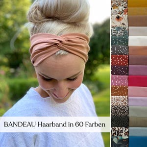 Könnte beinhalten: Eine Frau trägt ein hellbraunes, verdrehtes Haarband. Das Bild zeigt eine Auswahl an Stoffmustern in verschiedenen Farben und Mustern. Der Text unten lautet "BANDEAU Haarband in 60 Farben."