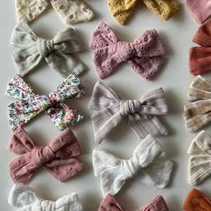 Haarspange, Hairbow, Bow Haarschleife, Haaraccessoire, Haarschmuck, Spange, Stoffhaarspange für Mädchen und Babys, Newborn Fotoshooting Bild 7