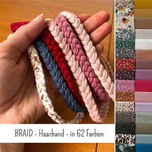 Könnte beinhalten: Eine Sammlung geflochtener Stoffhaarbänder in verschiedenen Unifarben und Blumenmustern, darunter Rot, Blau und Rosatöne. Der Text BRAID - Haarband - in 62 Farben ist am unteren Bildrand neben einer Farbpalette zu sehen.