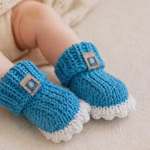 Anleitung: Blaue Babyschuhe mit Zacken stricken