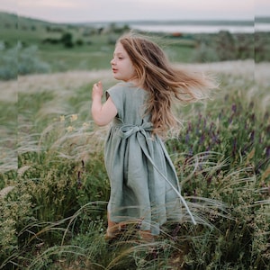Robe de demoiselle d&#39;honneur en lin vert sauge : robe de communion bohème pour tout-petit