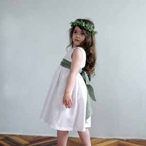 Abito da ragazza di fiori bianco, abito da bambina per occasioni, abito da ragazza di fiori Boho, abito da bambina in lino, abbigliamento in lino per ragazze immagine 9