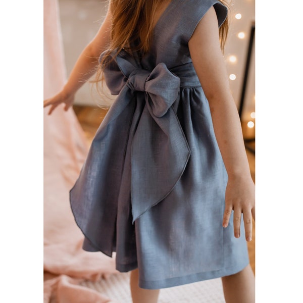 Robe de demoiselle d'honneur bleu poussiéreux, robe pour toute petite occasion, robe de demoiselle d'honneur bohème, robe pour tout-petit en lin, vêtements en lin pour filles