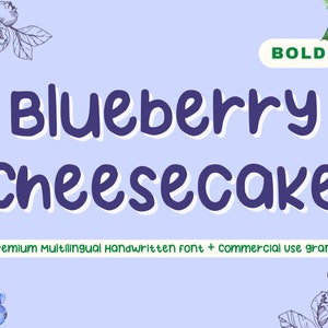 Può includere: Un'illustrazione digitale del testo "Blueberry cheesecake" in un carattere corsivo audace con un contorno bianco. Il testo è di colore viola e lo sfondo è blu chiaro. Il testo è circondato da illustrazioni di mirtilli e foglie.