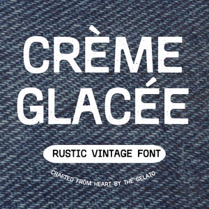 以下が含まれることがあります： 青いデニムの背景に白い文字で「CRÈME GLACÉE」と書いてあり、素朴なビンテージフォントスタイルになっています。テキストの下には、「RUSTIC VINTAGE FONT」という文字が書かれた白い楕円形があり、その下には「CRAFTED FROM HEART BY THE GELATO」という文字があります。