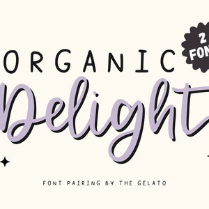 Könnte beinhalten: Ein Grafikdesign mit dem Text "ORGANIC Delight" in lila und schwarzer Schrift. Der Text ist mit einem Schattenstil gestaltet. Die Grafik enthält außerdem zwei kleine schwarze Sterne und einen schwarzen und weißen Stern mit dem Text "2 FONTS" in weiß.