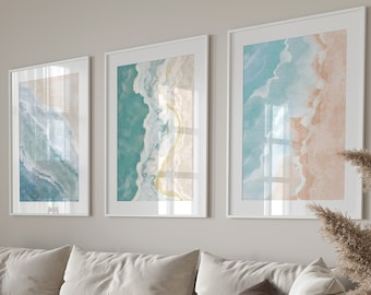 Könnte beinhalten: Ein weißes Ecksofa mit braunen Kissen steht in einem Wohnzimmer mit einem Holz-Couchtisch und einem Teppich. An der Wand hängen drei gerahmte abstrakte Kunstdrucke in Blau, Grün und Beige.