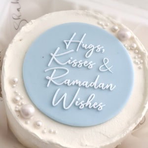 Abraços, beijos e selo de biscoito de desejos do Ramadã. Decoração de cupcake de biscoito fondant Ramadan