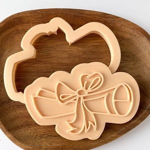 Cortador y sello de galletas con forma de pergamino. Sello de relieve para galletas con forma de diploma de graduación. Decoración de cupcakes con glaseado de fondant.