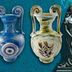 Può includere: Due anfore in ceramica blu e bianca con manici decorativi e un design di occhio blu maligno. Un'anfora in ceramica bianca con un design di ramo di ulivo verde. Una statua bianca di una donna con un vestito lungo.