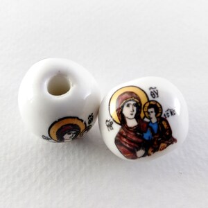 4 pezzi Perlina rotonda in smalto greco con decalcomania Perlina rotonda in ceramica smaltata 22x18 mm Perlina in ceramica smaltata con l'immagine della Vergine Maria con Cristo