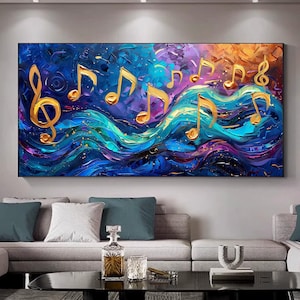 Può includere: Stampa su tela d'arte astratta con note musicali dorate su uno sfondo strutturato. L'opera utilizza una tavolozza di blu, viola e oro, creando un'immagine dinamica e melodica. Adatta per la decorazione.
