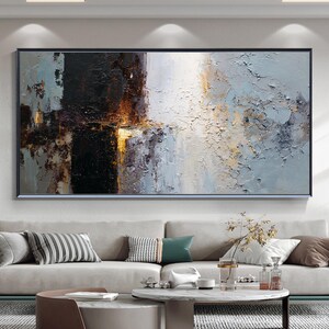 Abstract zwartgrijs olieverfschilderij, elegant wit kunstwerk met dikke impasto-techniek, modern minimalistisch canvas met roestbruine accenten, neutrale woondecoratie met textuur