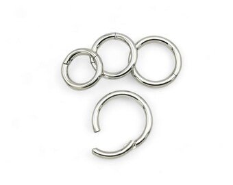 Surgical steel 2.5mm/10g clicker ring 8mm-14mm internal diameter. Sold singly, not as a pair.