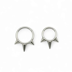 Titanium spiked clicker for 1.2mm/16g piercings, internal diameter 8mm and 10mm. Sold singly.