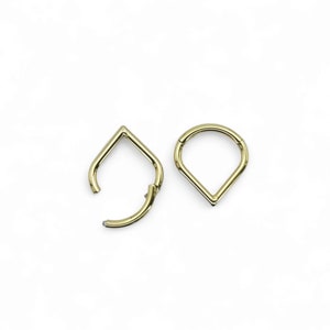Titanium wishbone clicker, 1.2mm/16g, with PVD gold plating with an internal diameter of 8mm. Sold singly.