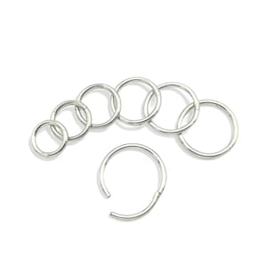 Surgical steel 1.2mm/16g clicker, 6mm-12mm internal diameter. Sold singly, not as a pair.