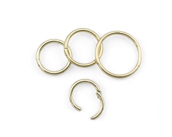 Surgical steel 1mm/18g clicker ring 6mm, 7mm, 8mm and 10mm internal diameter with 18ct gold plated finish. Sold singly, not as a pair.