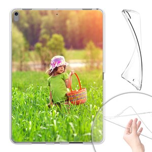 Peut inclure: Une jeune fille v&ecirc;tue d'une chemise verte et d'un chapeau rose et blanc marche dans un champ d'herbe verte en portant un panier en osier.
