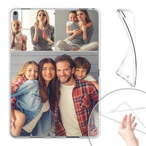 Peut inclure: Une coque de t&eacute;l&eacute;phone transparente avec un collage de photos de famille. Les photos montrent une famille de quatre personnes, dont deux enfants, un homme et une femme. Les photos sont dispos&eacute;es en grille.