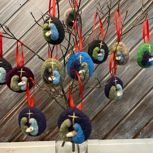Felted Christmas nativities. Perfect for a gift or  for yourself! Handmade from 100% sheep wool.  I can customize any color!