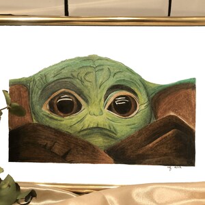 Peut inclure: Une illustration dessinée à la main d'un personnage extraterrestre vert avec de grands yeux bruns, regardant directement le spectateur. Le personnage est dessiné dans un style réaliste avec des ombres et des reflets détaillés. L'arrière-plan est blanc.