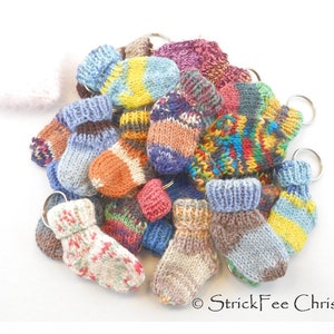 handgestrickte Minisocke, Sockenschlüsselanhänger, Söckchen für Einkaufschip, Schlüsselanhänger, Glücksbringer,Schlüsselbund, Geschenk