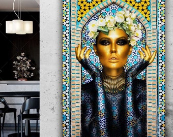 Puede incluir: Una impresión de arte digital que presenta a una mujer con maquillaje dorado y una corona de flores blancas. Está enmarcada por un arco de mosaico colorido con intrincados patrones geométricos.