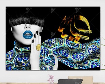 Puede incluir: Un retrato en blanco y negro de una mujer con lápiz labial azul y un anillo de oro en el dedo. El fondo es una tela estampada en negro y azul.