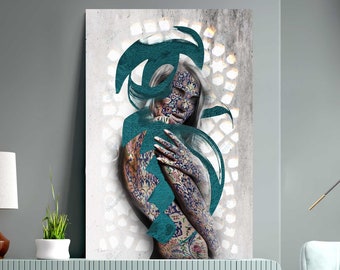 Puede incluir: Impresión de arte abstracto con el cuerpo de una mujer con un diseño azul turquesa. El rostro de la mujer está parcialmente oculto por el diseño. El fondo es un patrón texturizado blanco y gris.