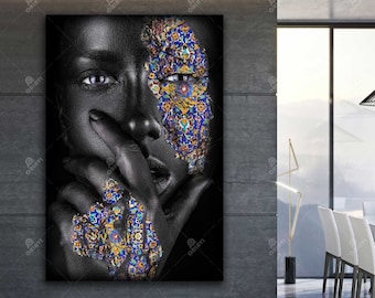 Puede incluir: Un retrato en blanco y negro de una persona con un intrincado maquillaje estampado en azul, dorado y blanco en la cara y la mano.