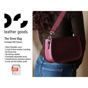 Op de afbeelding: Een bordeauxrode leren Siren Bag met een verstelbare crossbody-riem. De tas heeft een korte schouderdraagoptie en bevat een gratis sleutelhangerpatroon. De tekst "leather goods" en "Printable PDF Pattern" is ook zichtbaar.