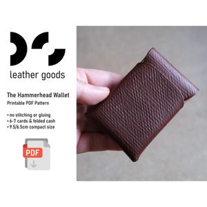 以下が含まれることがあります： 手で持たれた、テクスチャ加工された表面の茶色の革製財布。 財布には「The Hammerhead Wallet」とラベルが付けられており、印刷可能なPDFパターンです。 6〜7枚のカードと折りたたんだ現金を入れるように設計されており、コンパクトなサイズは9.5 / 6.5cmです。