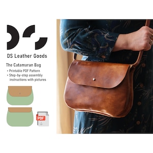 Könnte beinhalten: Eine braune Leder-Umhängetasche mit einer Klappe und einem silbernen Knopf. Die Tasche wird von einer Person in einem blau-weiß gemusterten Kleid getragen. Das Bild enthält auch Text, der "DS Leather Goods" und "The Catamaran Bag" lautet.