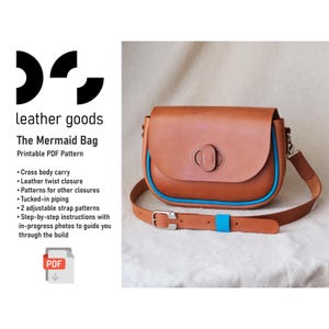 Op de afbeelding: Een bruine leren crossbody tas met een klep, blauwe biezen en een verstelbare riem. De tas heeft een leren draaisluiting. Het is een printbaar PDF-patroon genaamd "The Mermaid Bag".