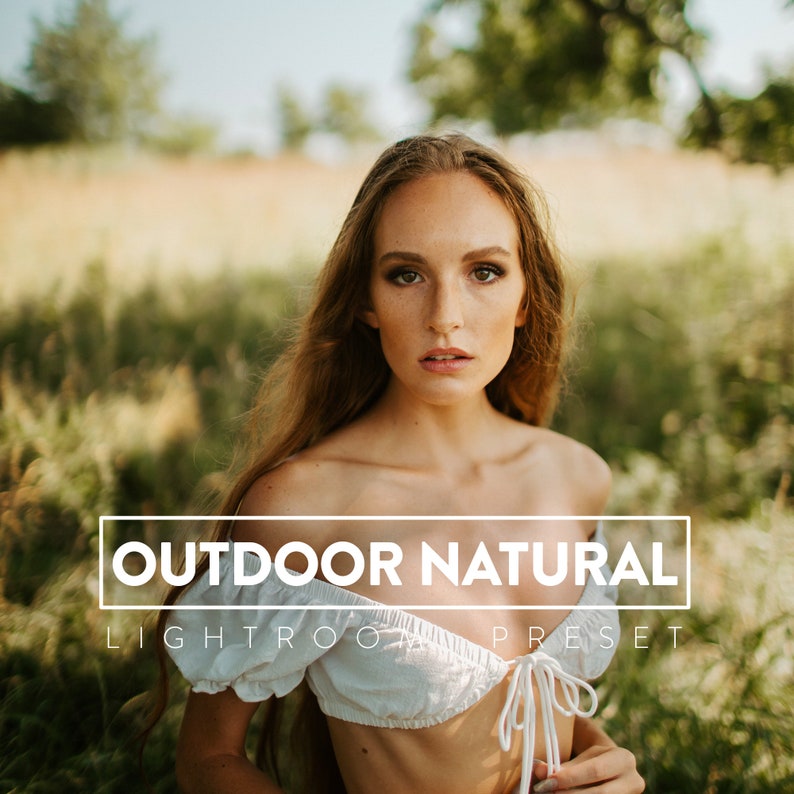 Pu&ograve; includere: Una donna con lunghi capelli castani indossa un top bianco corto e guarda direttamente la fotocamera. Il testo "OUTDOOR NATURAL LIGHTROOM PRESET" &egrave; in un rettangolo bianco su uno sfondo verde.