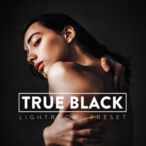 Puede incluir: Una mujer con el pelo largo y oscuro está posando para una foto. Lleva un gráfico en blanco y negro "TRUE BLACK LIGHTROOM PRESET".