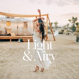 Peut inclure: Une publicité pour un produit numérique avec le texte Light & Airy LIGHTROOM PRESETS 10 PRESETS Ps Lr LrC. L'image montre une personne aux longs cheveux bruns portant une robe blanche sans manches, debout dans un désert avec une caravane argentée.