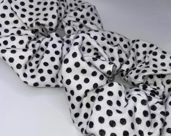 Set di scrunchie a pois bianchi e neri