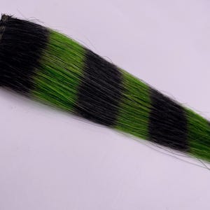 黒と緑のアライグマの尻尾のヘアエクステンション