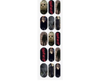 Pode incluir: Conjunto de 10 adesivos para unhas com imagens de Jason Voorhees da franquia de filmes de terror Sexta-Feira 13. Os adesivos apresentam várias imagens de Jason, incluindo sua icônica máscara de hóquei, e o texto "Sexta-Feira 13".