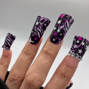Schwarz und Zebra-Stern-Design auf Nägel drücken
