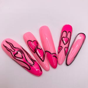 Uñas postizas con forma de corazón de San Valentín en color rosa
