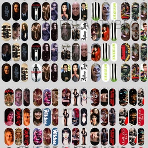 Può includere: Decalcomanie per nail art con temi horror e gotici. I disegni includono personaggi di "Beetlejuice", "La Famiglia Addams", "The Crow" e "The Lost Boys". Alcune decalcomanie presentano testo come "The Witches" e "Night of the Demons".