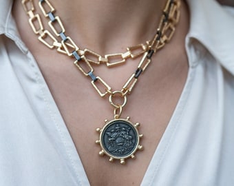 Franse ketting met munthanger: matgouden ketting met structuur, gemengd metaal