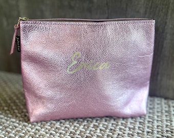 Trousse de maquillage en cuir métallisé (monogrammable) : trousse de maquillage rose avec fermeture à glissière, étui en cuir rose avec fermeture à glissière, cadeau de Saint-Valentin rose pour elle