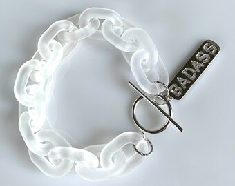 Bracciale a catena in acrilico satinato: ciondolo "BADASS", chiusura a levetta